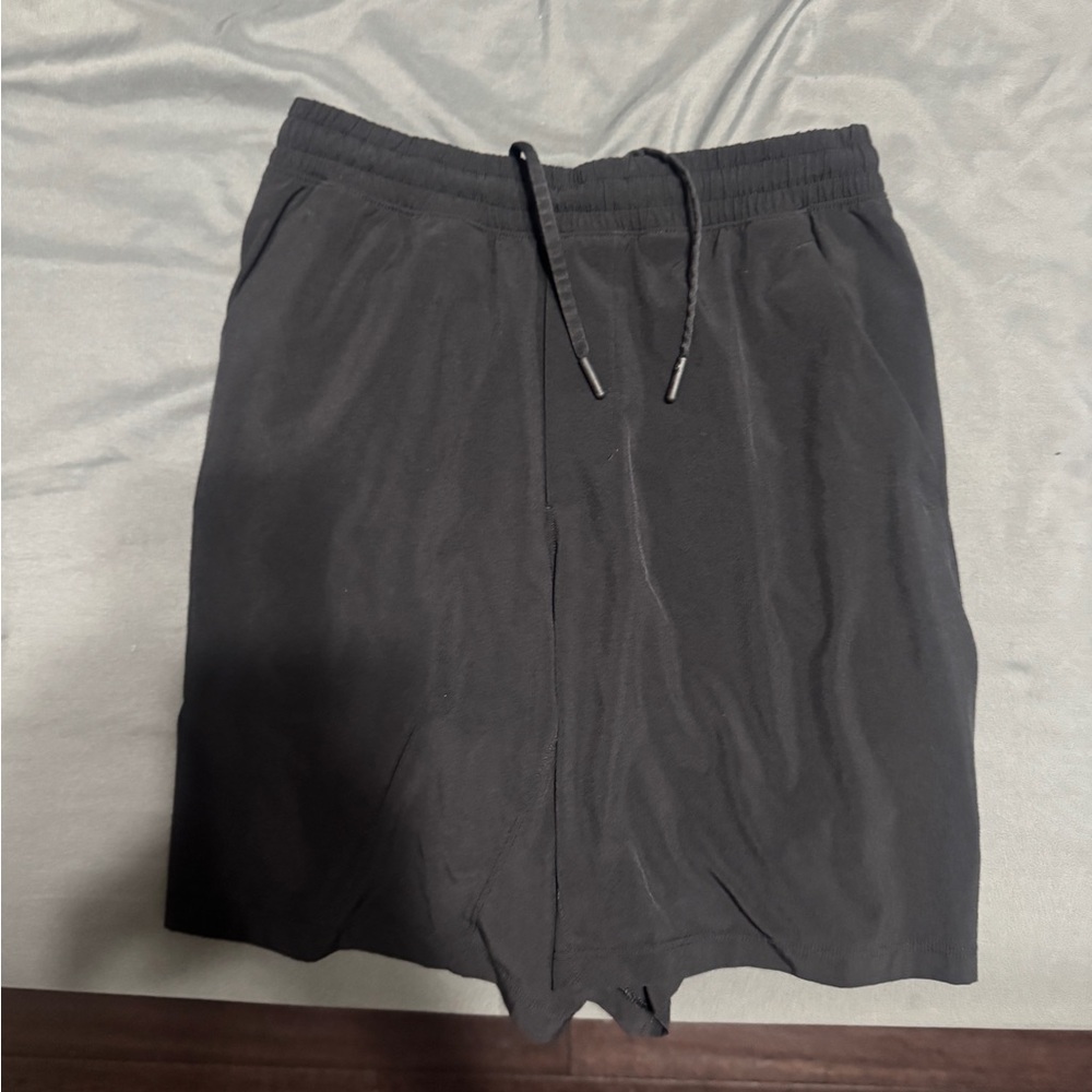 Men’s Lululemon linerless pace breaker 7 inch inseam black shorts size smallll